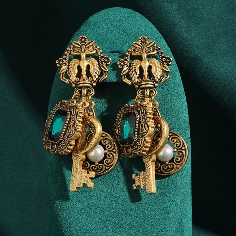 خمر الأخضر كريستال مفتاح انخفاض القرط فريد اللؤلؤ والمجوهرات مصمم العتيقة الذهب اللون الفاخرة للمرأة اكسسوارات ريترو 2025