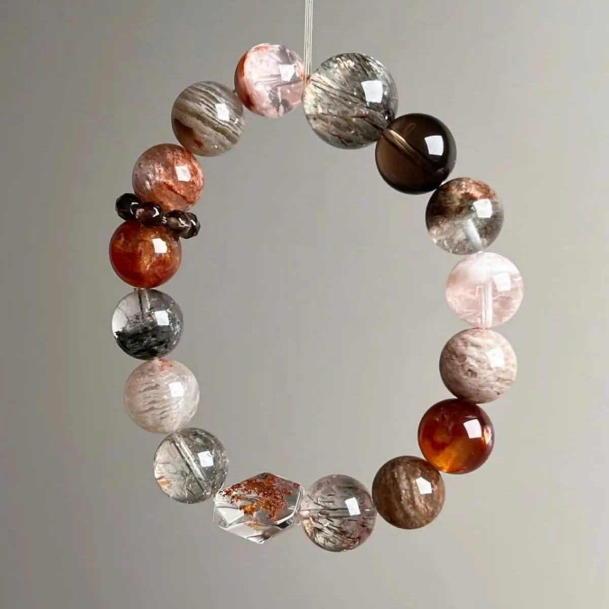 

Natural Crystal Bracelet, Colored Ghost ，Duobao Crystal Transfer, Light Luxury Fashion Men's and Women's Bracelets.