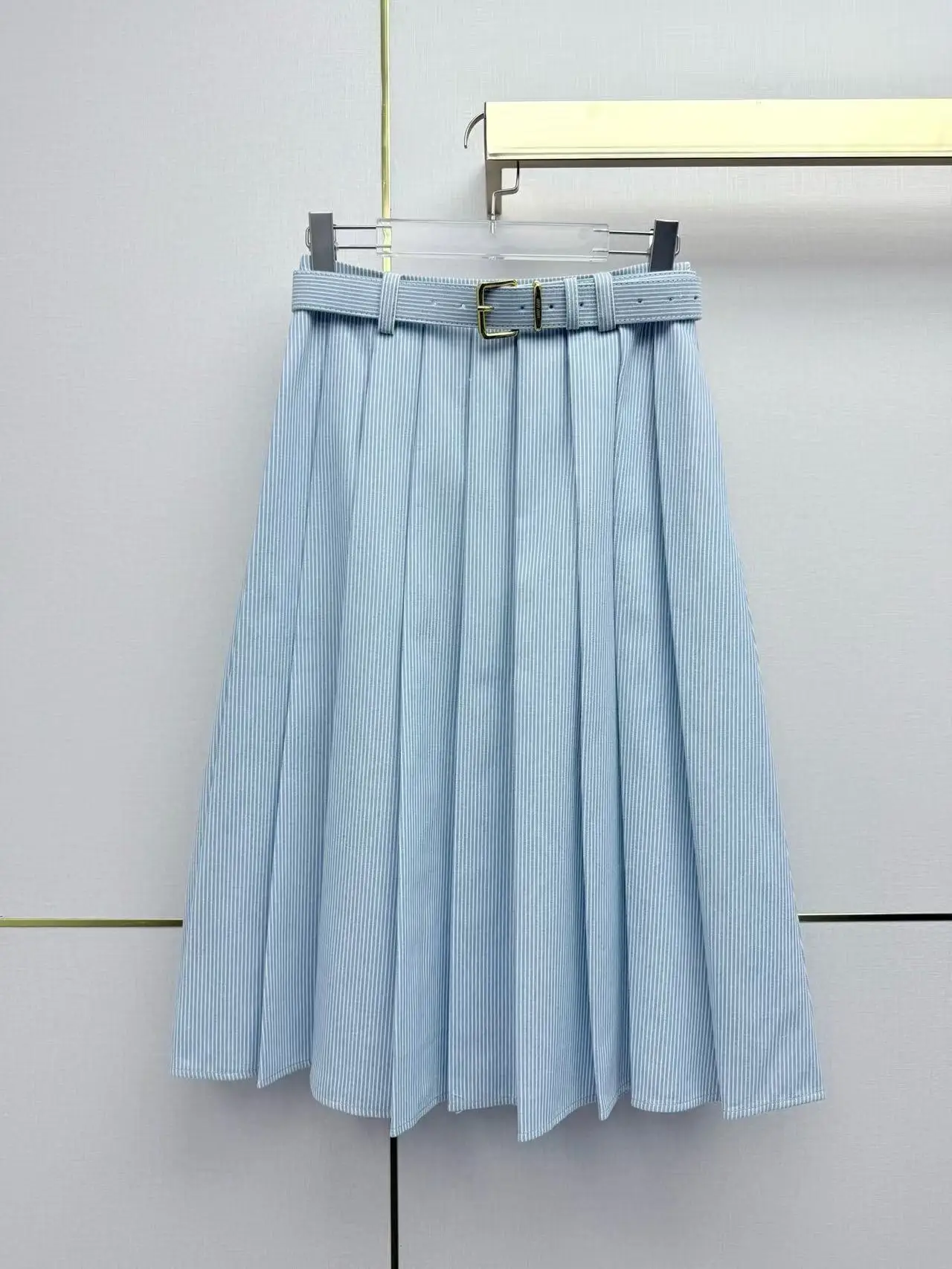 

College-style light blue fine stripe with metal buckle belt pleated mid-length dress, high-waisted drooping A-line casual skirt