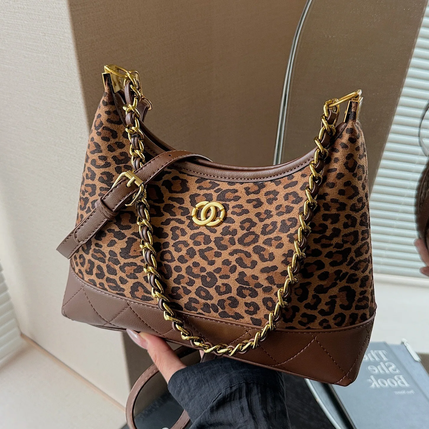 

2025 FW New Leopard Print Underarm Bag for Women Vintage Commuter Tote Premium Sophisticated Versatile Convertible Shoulder Bag