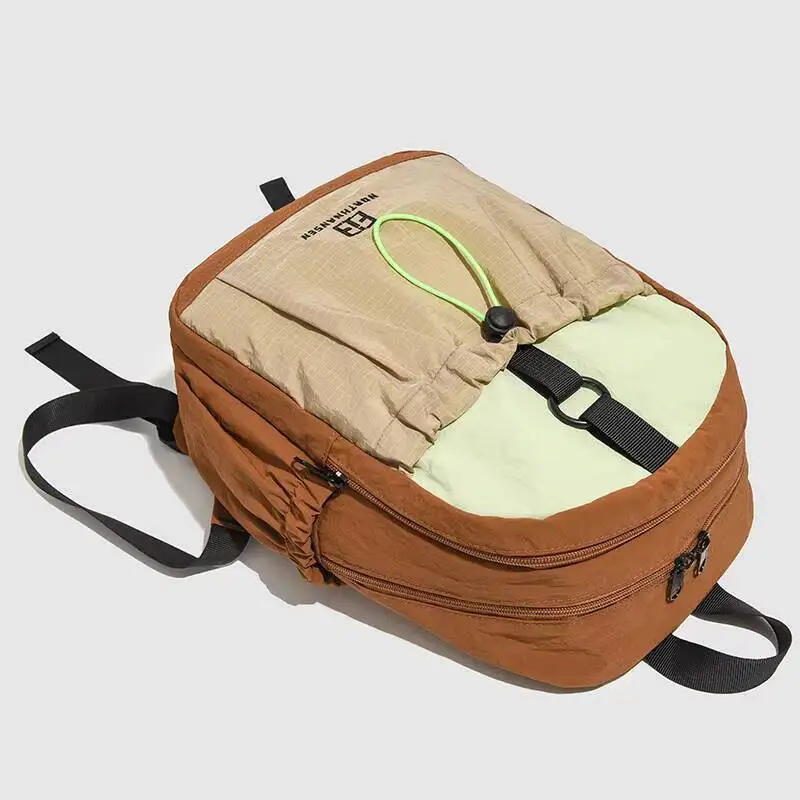 حقيبة ظهر صغيرة خفيفة الوزن للمشي لمسافات طويلة مع جيوب متعددة للرجال والنساء، حقيبة نهارية كاجوال منقوشة مقاومة للماء للبالغين أثناء المشي لمسافات طويلة في النهار