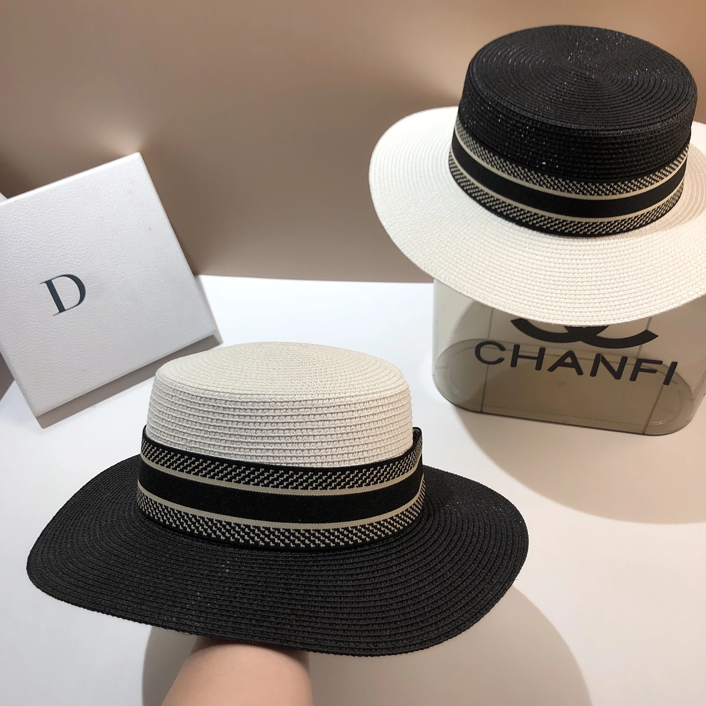 European and American fashion black and white color matching straw hat French Paris old flower hat with classic wild summer sun