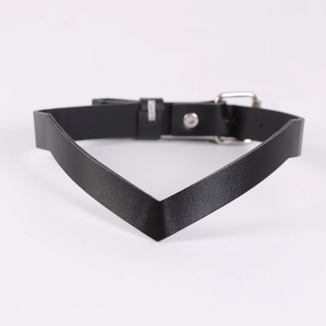 قلادة من الجلد الأسود على شكل هزاز مع مسامير؛ مجوهرات عصرية على الطراز القوطي الشرير للسيدات