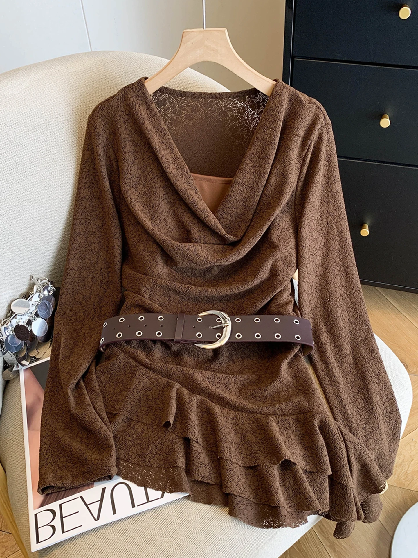 

Marabout Lace Tee 2025 Autumn Cowl Neck Design Semiotics Aesthetic Asymmetrical Hem Layering Top Womens Fashion