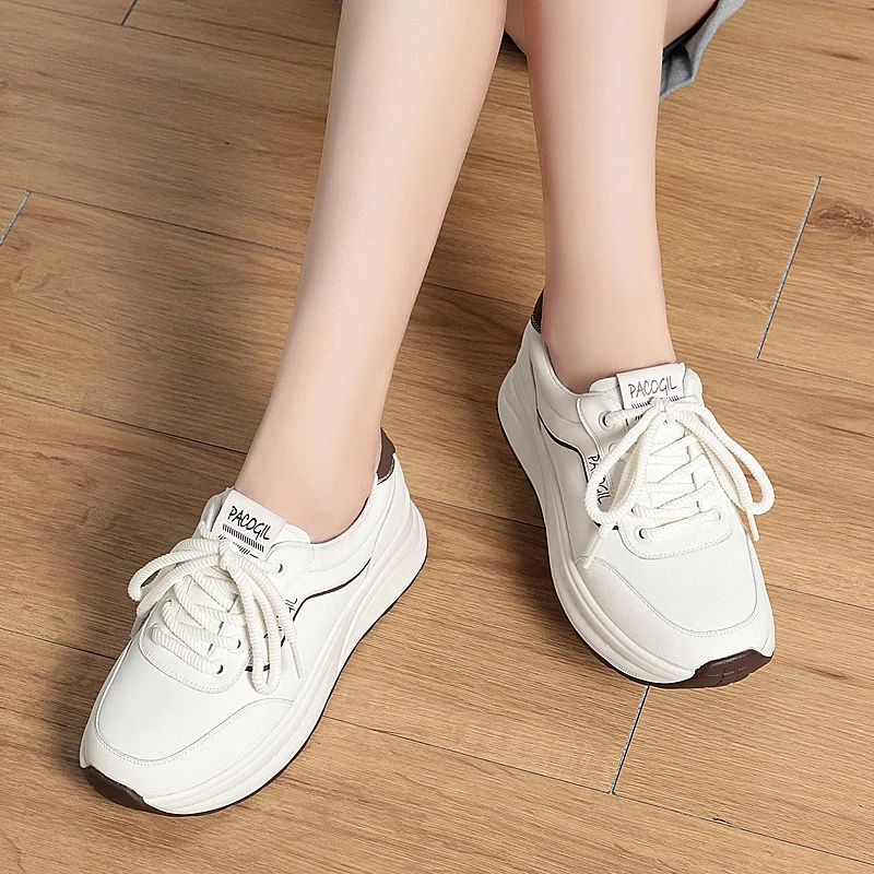 Femmes printemps automne nouveau minimaliste et polyvalent léger semelle souple décontracté plat blanc chaussures confortable mère chaussures de sport