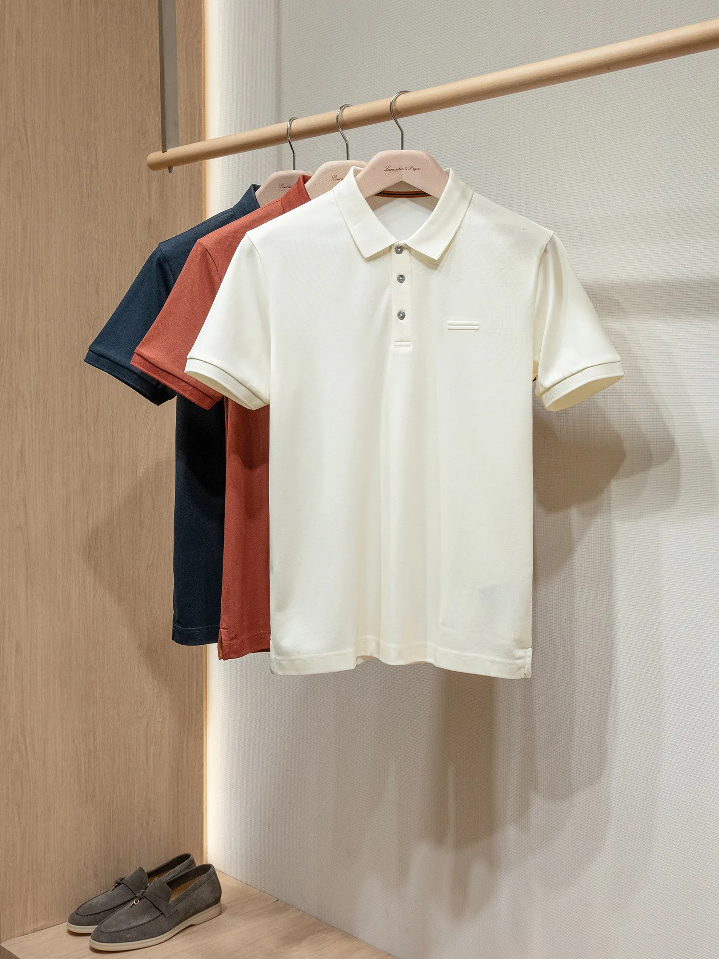 

Мужская рубашка-поло Old Qianfeng из двустороннего мерсеризованного гребенного хлопка, изготовленная на плосковязальной машине, с отложным воротником и коротким рукавом.