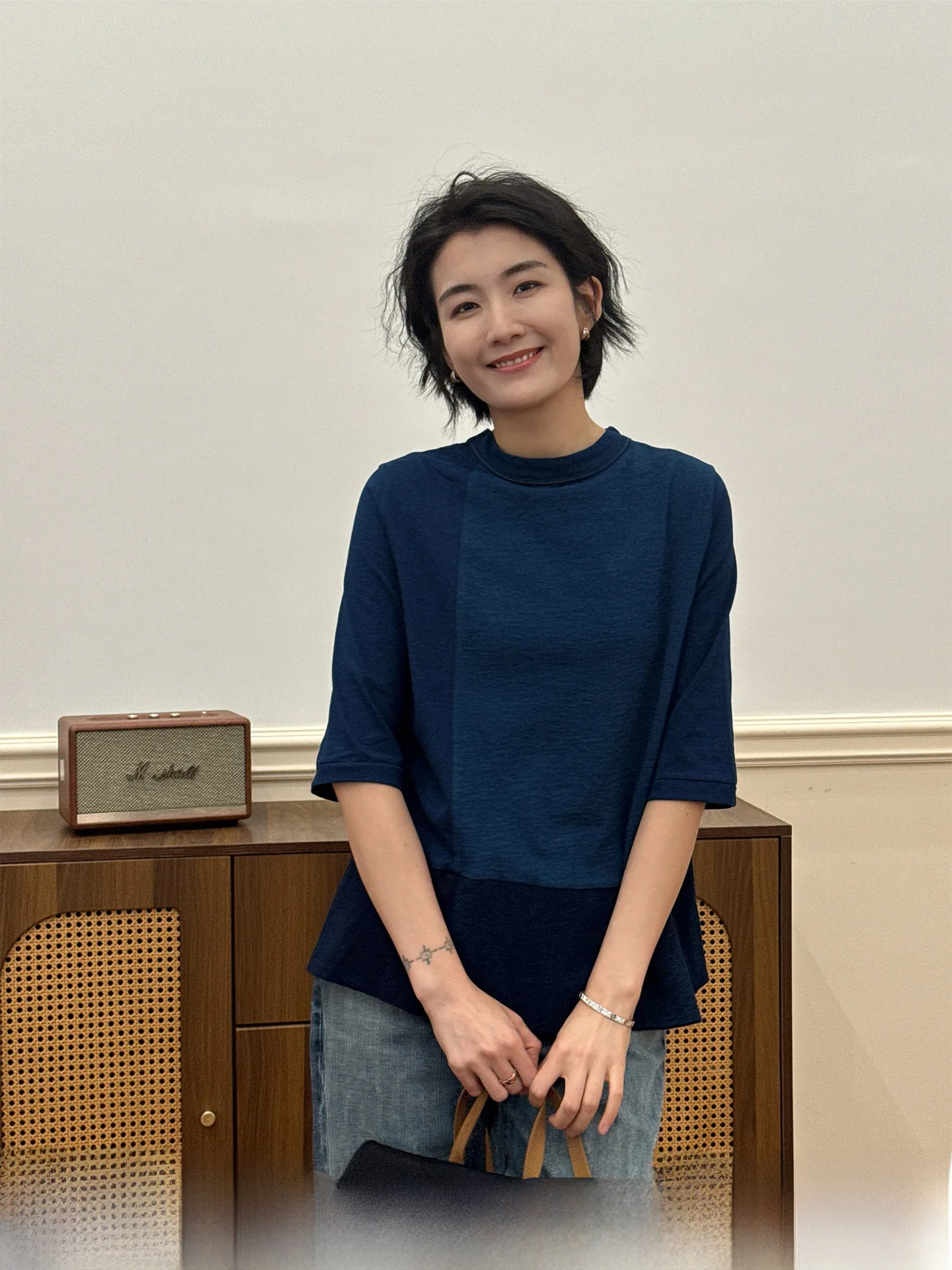 

Женская летняя футболка Langqing Heavy Industry из чистого хлопка с синим принтом, рукавом до локтя, свободного кроя, с круглым вырезом и элементами пэчворка.