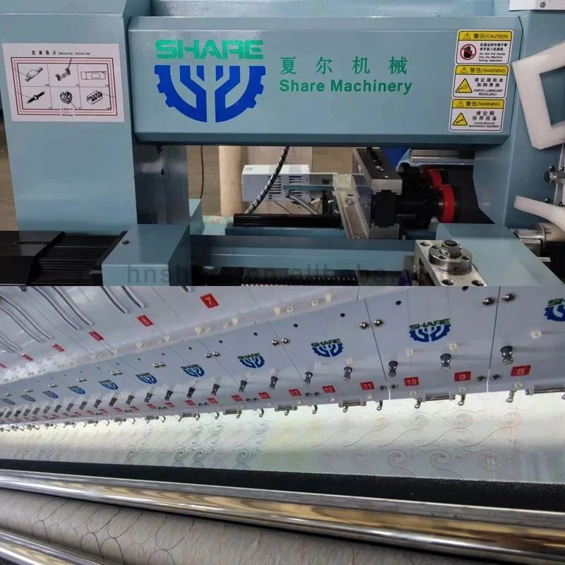 آلة صنع خياطة اللحف ذات الذراع الطويلة الأوتوماتيكية سترة منتفخة على شكل أوزة