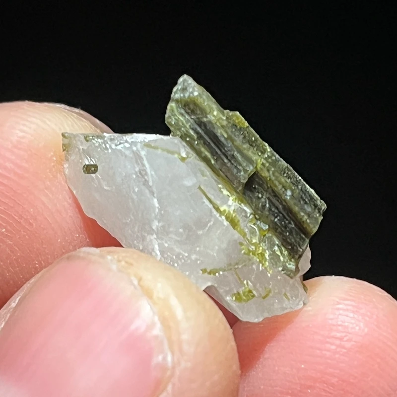 100% natural raw green tourmaline mineral specimen crystal quartz healing stone for home and garden decoration