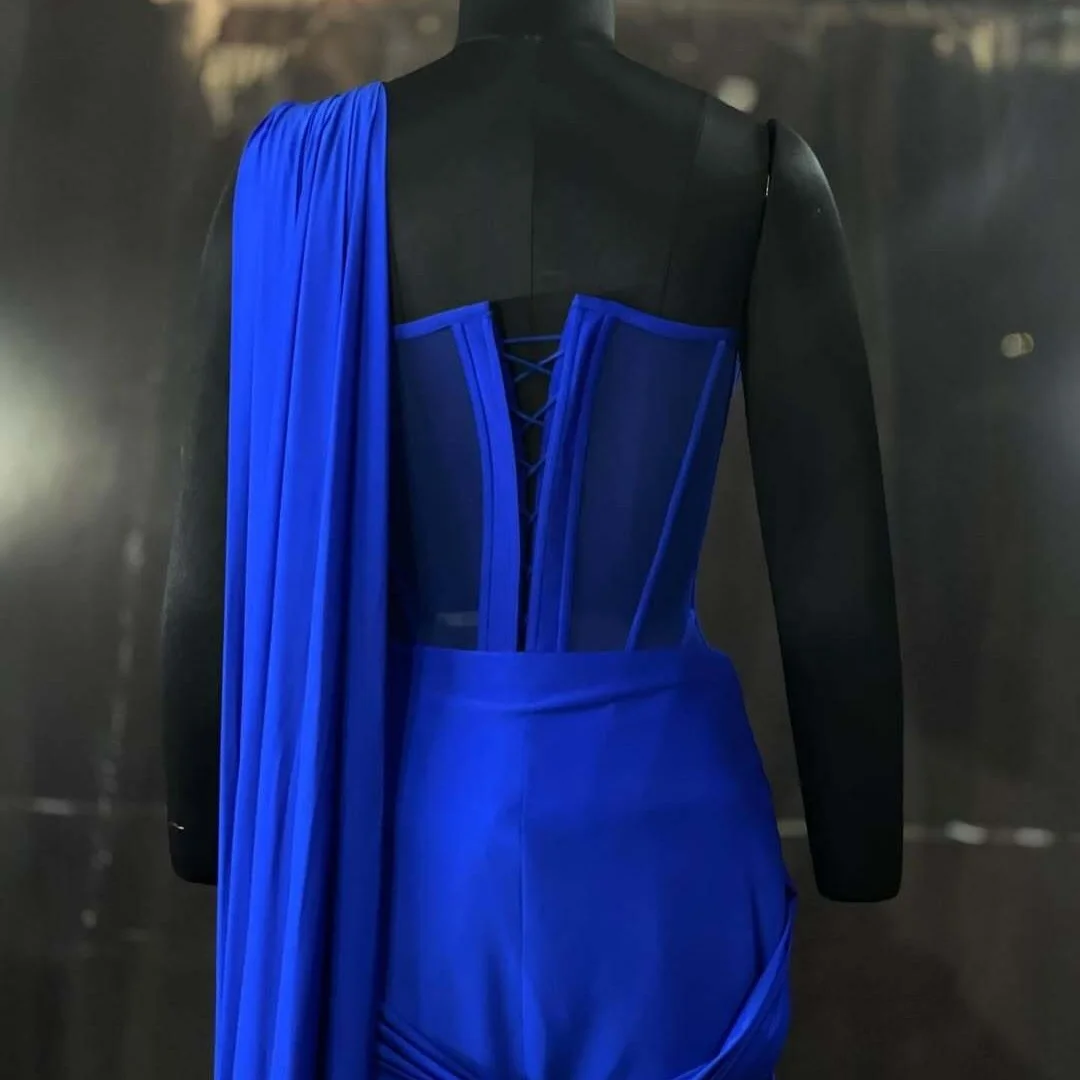 فستان بيلا مخصص باللون الأزرق الملكي بكتف واحد للحفلات الراقصة ورقبة على شكل قلب وثنيات ذيل بقصة ضيقة فساتين الحفلات بطول الأرض أنيقة 2025