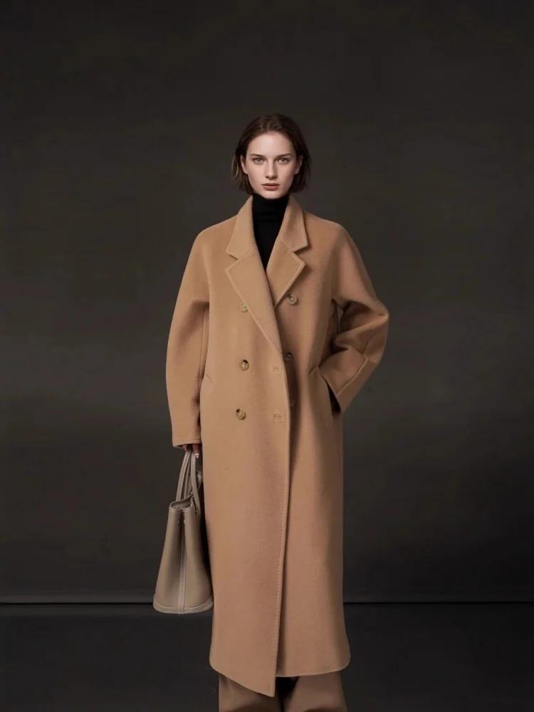 

Женское двубортное пальто-тренч средней длины из двусторонней кашемировой шерсти в классическом зимнем стиле