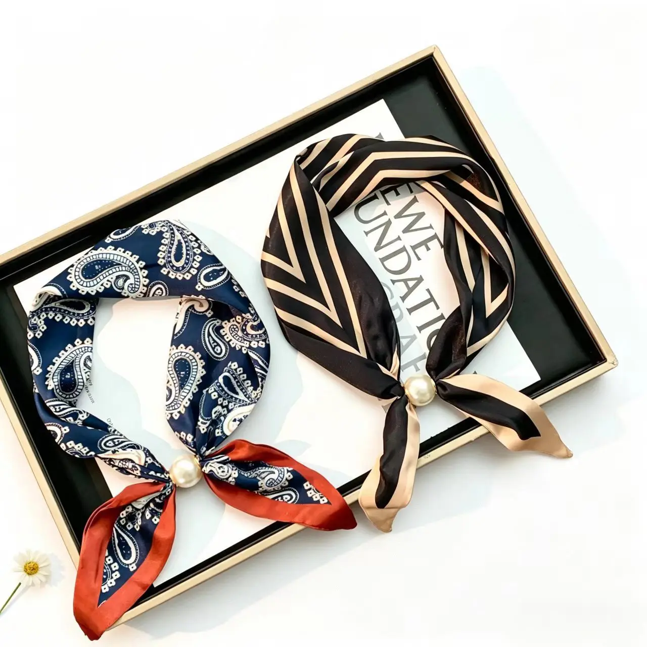 Koreanischer Stil Eleganter Perlen-Magnet-Schal für Damen – Vielseitiges, atmungsaktives Halstuch für den Sommer – Modisches Accessoire und Halstuch – Detail 3