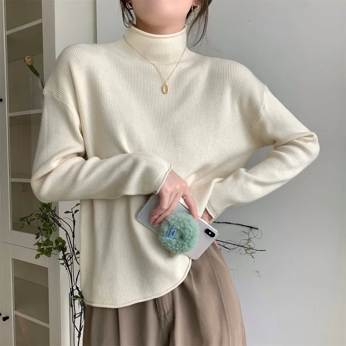 2024 inverno nova camiseta de gola alta de malha com bainha enrolada para mulher, fundo grosso camisola de manga longa topo