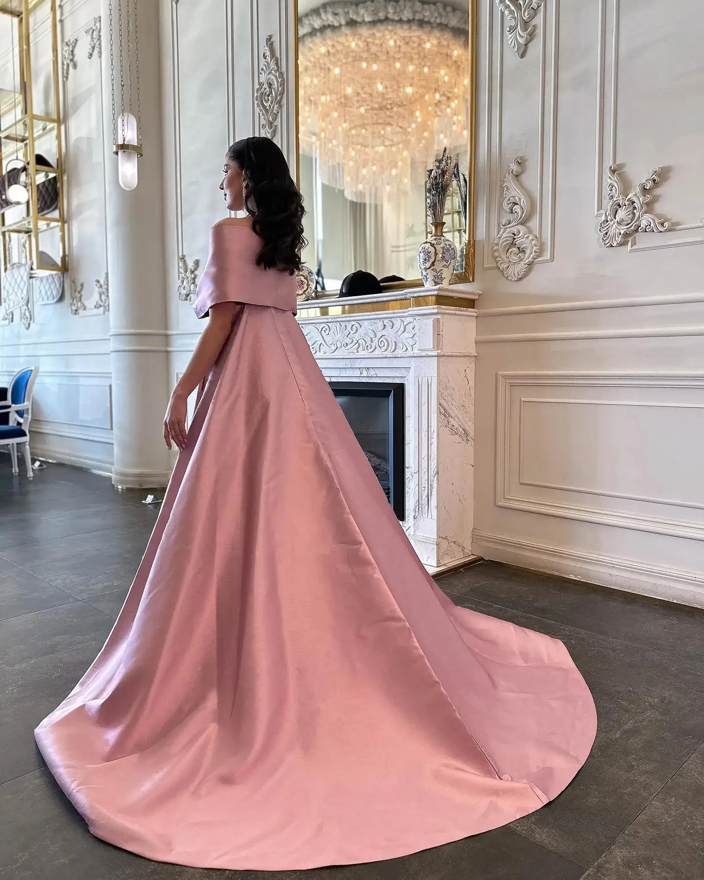 Vestidos elegantes de color rosa para celebridades, corte en A, cuello en V, hombros descubiertos, sin mangas, satén árabe de Dubái, vestidos de boda para graduación