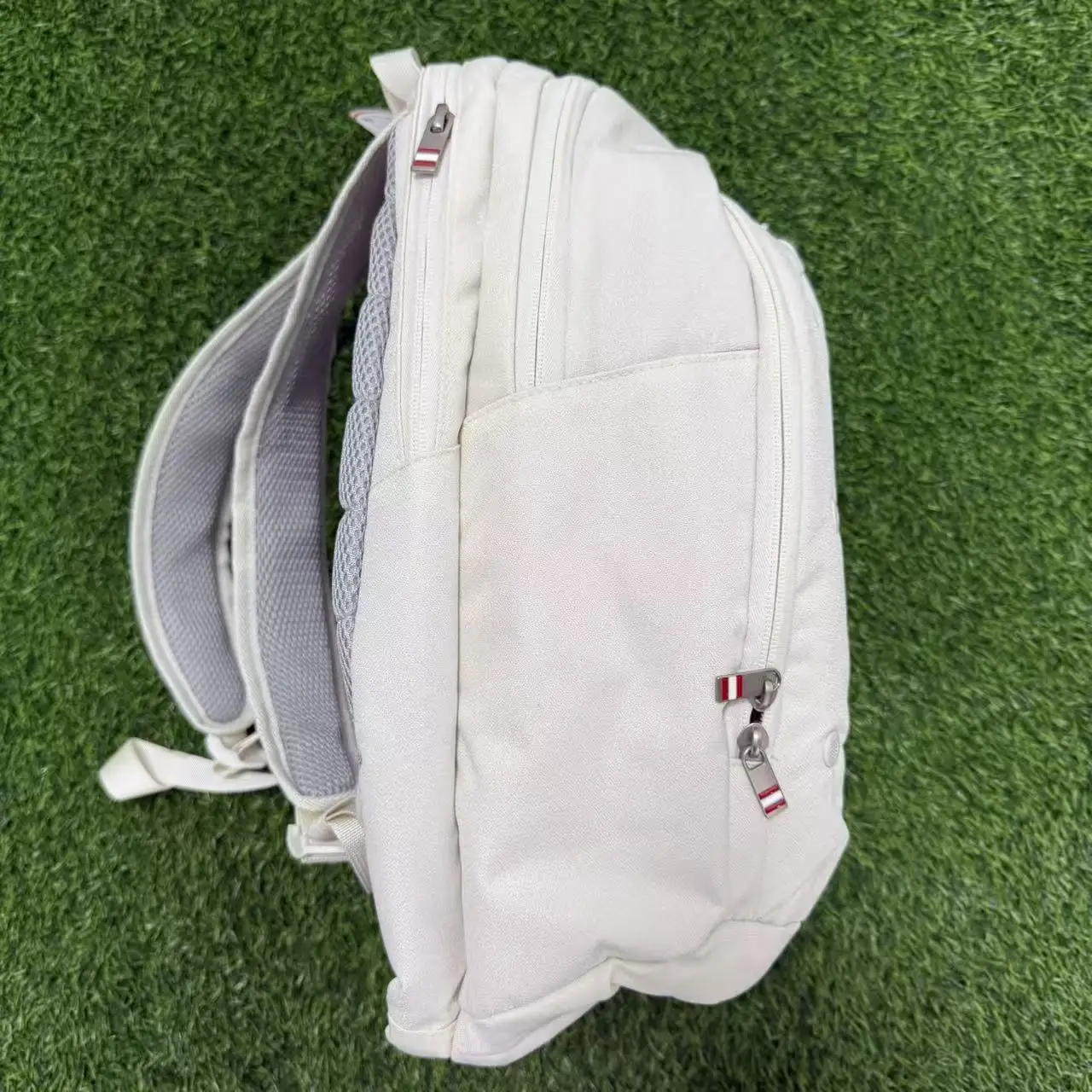 حقيبة التنس من سلسلة Wilson TOUR Leisure للرجال والنساء ذات سعة كبيرة ومتعددة الوظائف وحقيبة رياضية احترافية