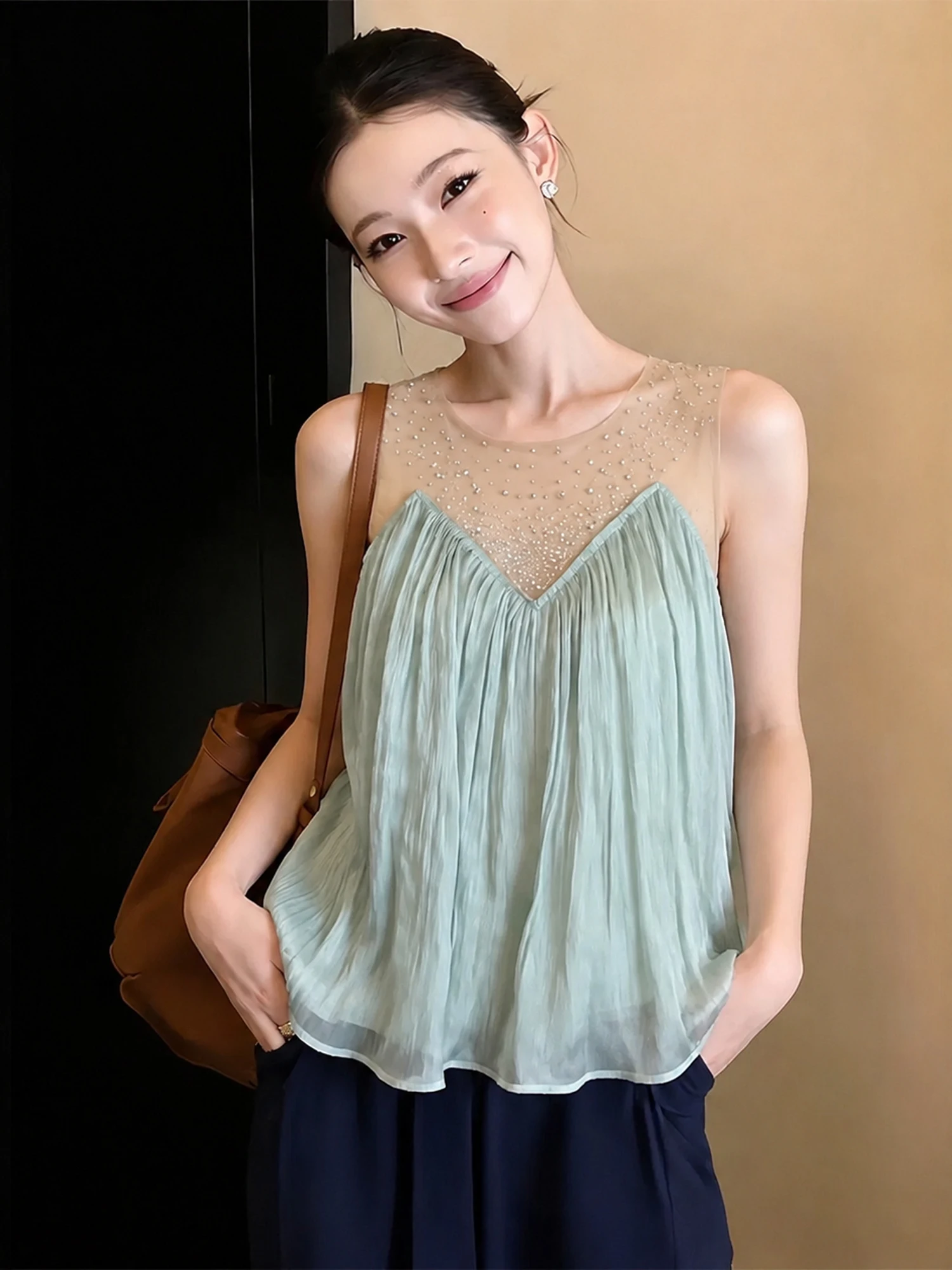 

French Style Lace Sleeveless Top for Women with Rhinestones Small Batch Design Sensation Youthful Doll Shirt Summer New Arrival