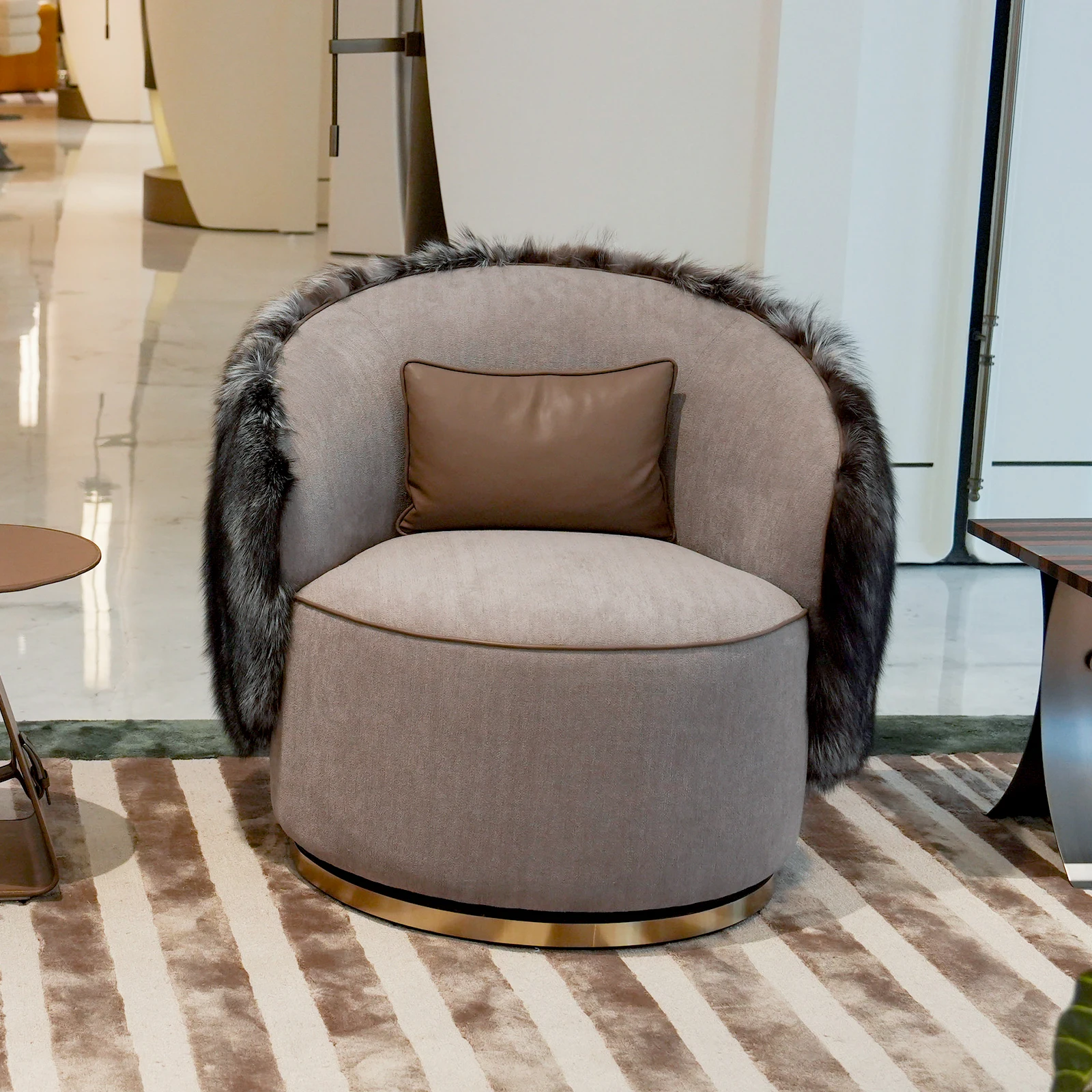 

#Luxury Fur Accent Swivel Chair With Pillow Modern Linen Fabric Armchair for Living Room Bedroom