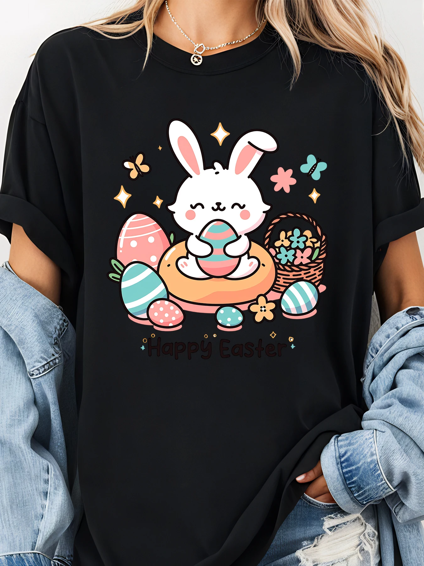 เสื้อยืดพิมพ์ลายกระต่ายอีสเตอร์พร้อมกระต่ายน่ารักและไข่หลากสีสัน ดีไซน์สุขสันต์วันอีสเตอร์สำหรับผู้หญิง ลุคเฉลิมฉลองฤดูใบไม้ผลิ