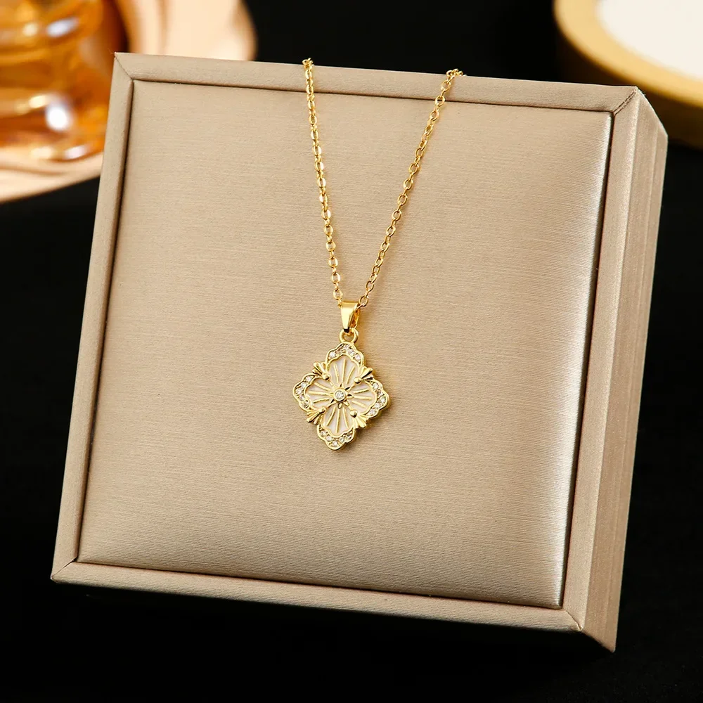 2025 Four-leaf clover titanium steel necklace for women, a versatile and elegant collarbone chain