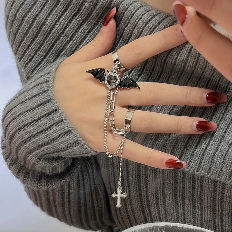 القوطية الأسود الخفافيش الجناح الصليب سلسلة خواتم ، Y2K Kpop ، الظلام كريستال القلب ، الزركون الصليب الدائري ، Goth الجرونج ، Egirl ، غير النظامية خواتم مزدوجة