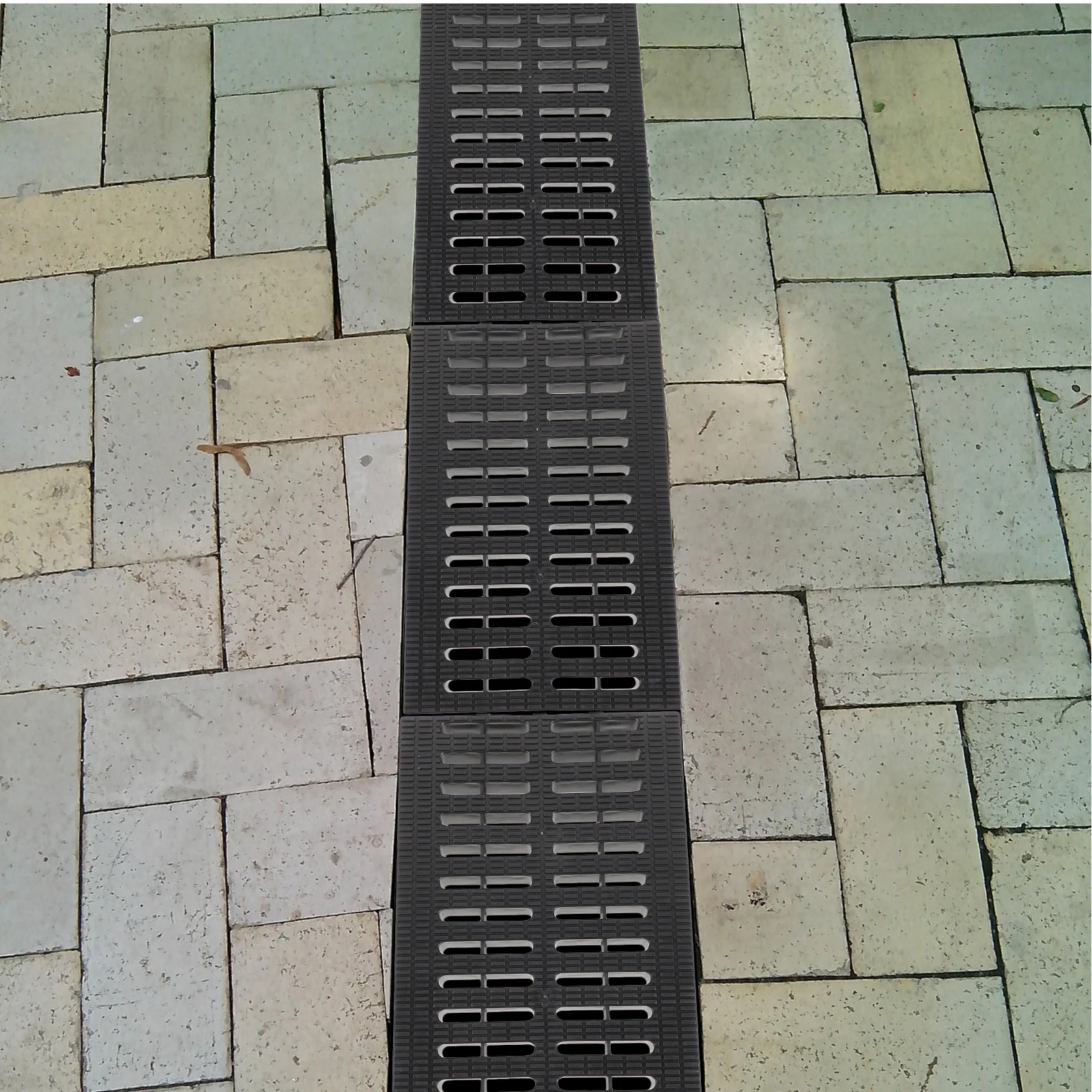 

Plastic Drainage Grate Sewer Drain Cover Drain Grate for Kitchen Garage Basement Garden Drainage Grates