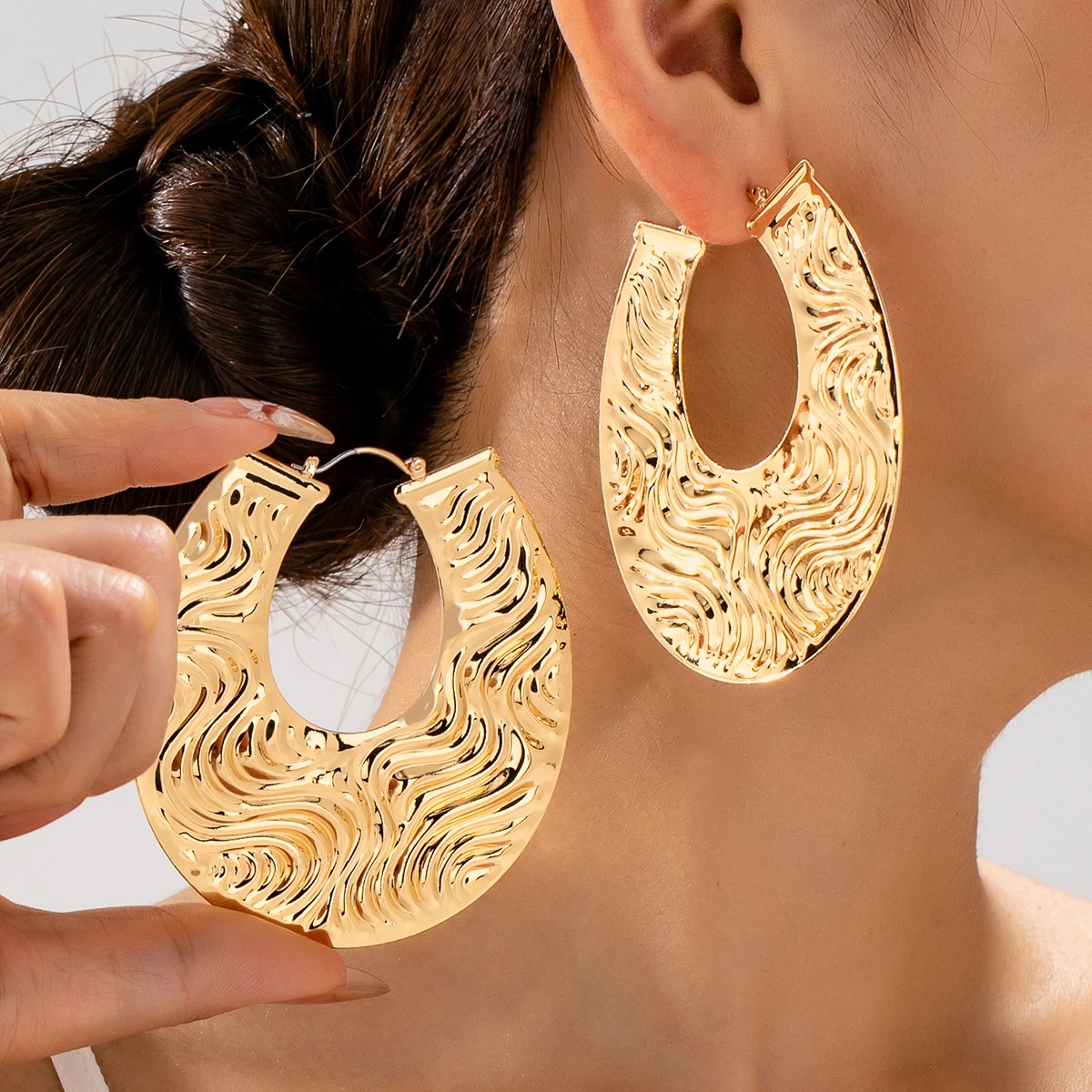 1 Pair of Unique and Simple Commuter-Style U-Shaped Women's Earrings, Featuring a Concave-Convex Wave Pattern Design, Suitable for Daily Commuting and Parties, Gold-Plated Fashion Jewelry for Women
