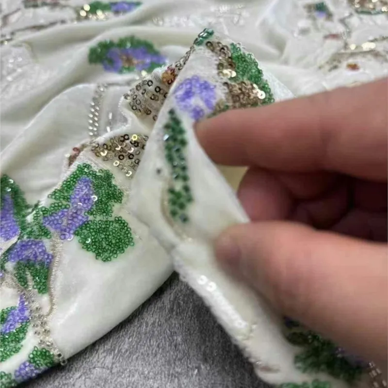 ระดับไฮเอนด์ที่กําหนดเองทําผ้าไหมกํามะหยี่ลูกปัดผ้าปักงานหนักเสื้อเจียสไตล์จีน