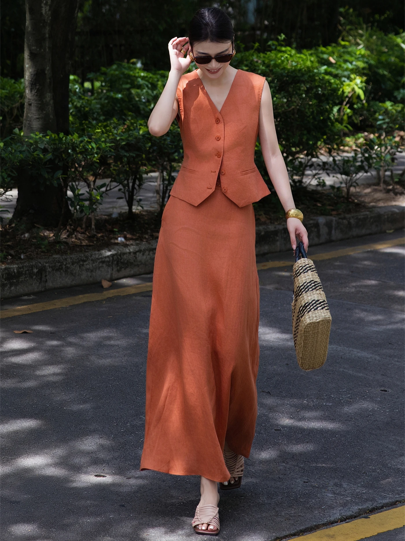 

Модный льняной комплект-двойка: женский дизайнерский шикарный приталенный жилет и юбка с разрезом, на пуговицах, с V-образным вырезом