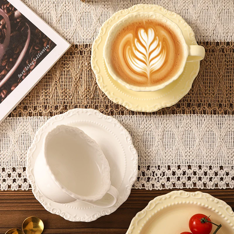 الفرنسية الإغاثة الرجعية فنجان القهوة أطقم أطباق 220 مللي المنزلية الجديدة السيراميك رائعة الصلبة مقبض أكواب الراقية طبق مدمج مستدير