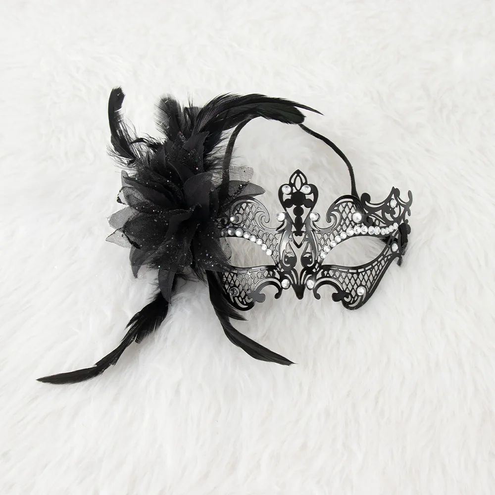 Máscara de Metal para mascarada de Carnaval, máscara hueca de flor negra, fiesta navideña de Halloween, máscara de diamante de media cara, accesorios de disfraz de bola enmascarada