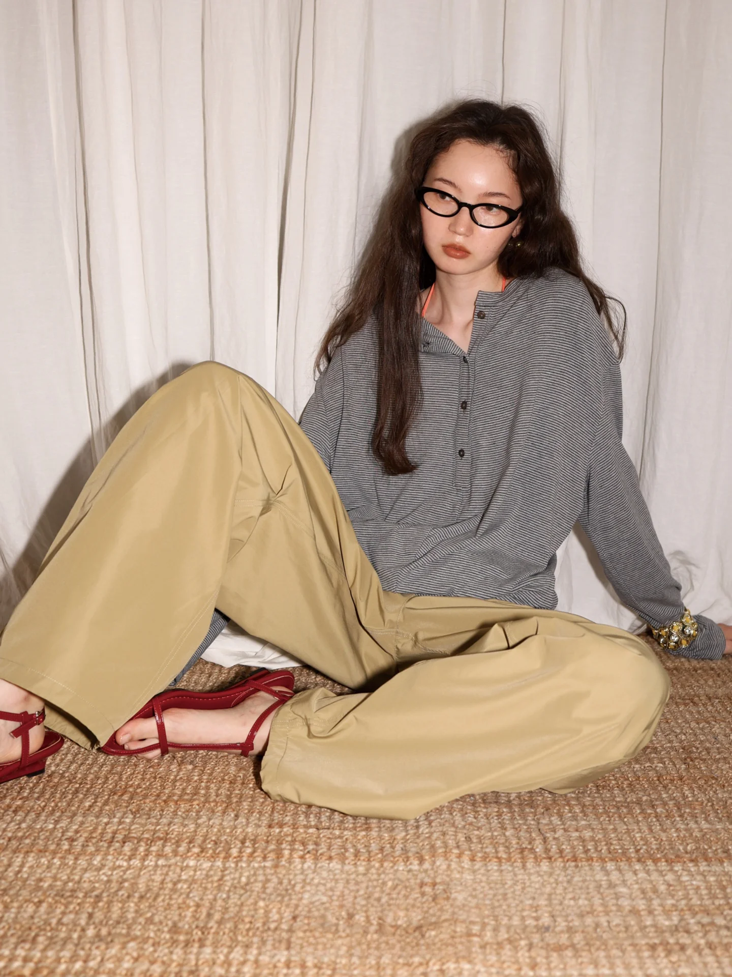 

Гладкая приятная для кожи трикотажная футболка Long Sve с воротником Генри, плиссированная свободная посадка, белые полоски, повседневный женский топ