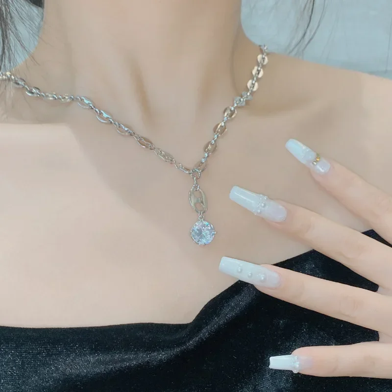 

MDL Moissanit1 Style Hip Hop Super Textured Pig Nose Zirconia Necklace Couple Unisex Style Personalised Collarbone Necklace