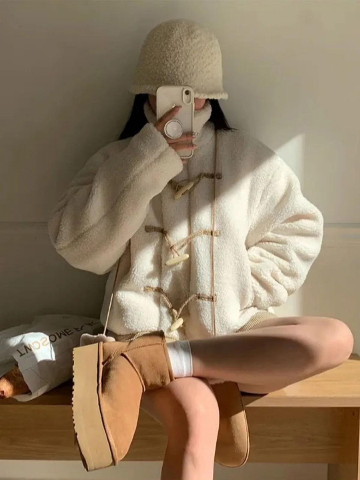 معطف شتوي أنيق للنساء بأزرار على شكل قرون، ملابس خارجية ناعمة بتصميم حليبي، مقاس صغير، أسلوب عصري للتنقل اليومي