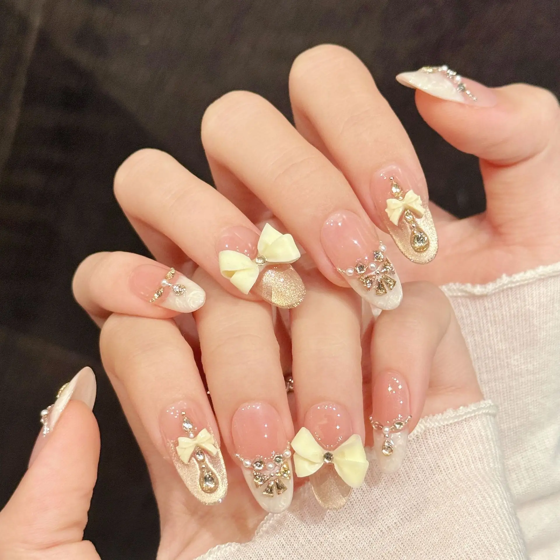 10개 수제 프레스온 네일 라이트 럭셔리 캣츠아이 가짜 손톱 롱 프렌치 팁 착용 가능한 3D 보우 다이아몬드 장식 아몬드 모양 인조 손톱
