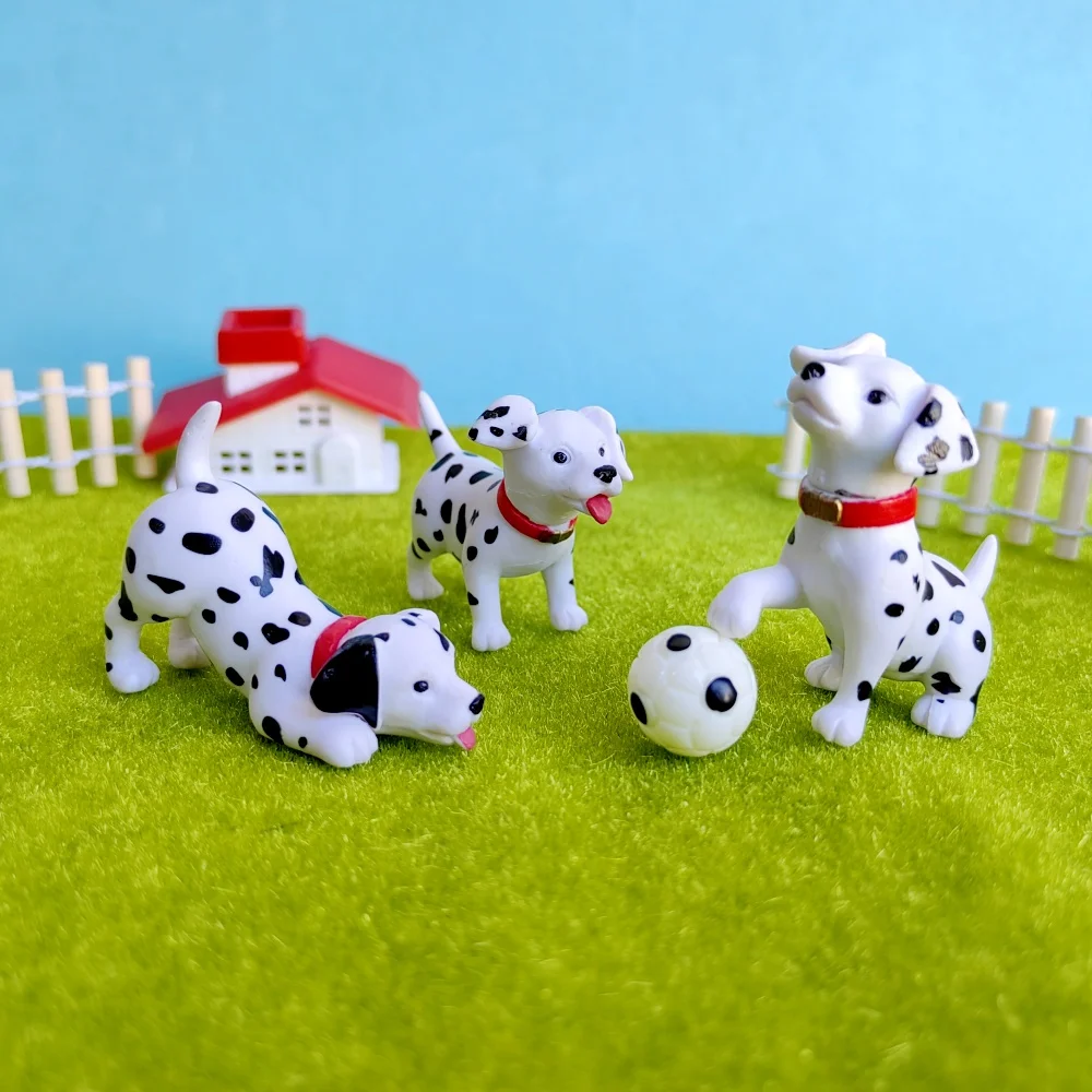 6-teiliges Set: Gefleckter Hund beim Fußballspielen – Tierdekoration aus PVC, Miniaturfigur für Bonsai, Mikrolandschaft, Feengarten-Deko
