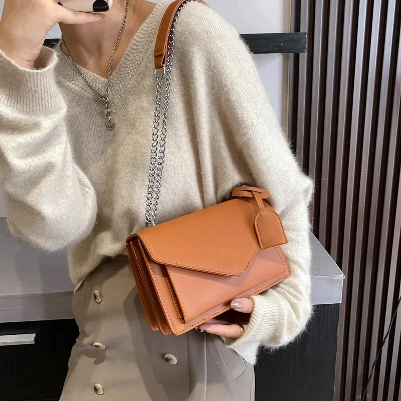 Bolso cuadrado pequeño para mujer, bolsa de hombro con cadena minimalista y a la moda, edición coreana, 2024