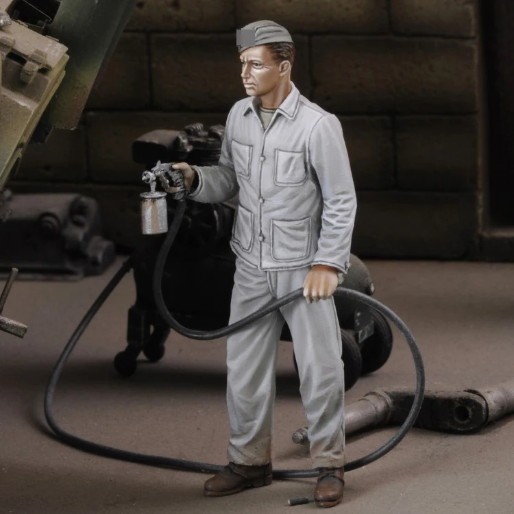 1/35 SOLDIER SPRAY PAINTING Resin Model figure GK Soldier Military theme of WWII Unassembled and unpainted kit