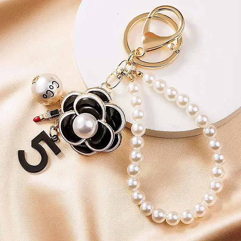 

Маленький очаровательный брелок для ключей в виде камелии, женский брелок с металлической подвеской для сумки, кольцо для ключей с жемчугом