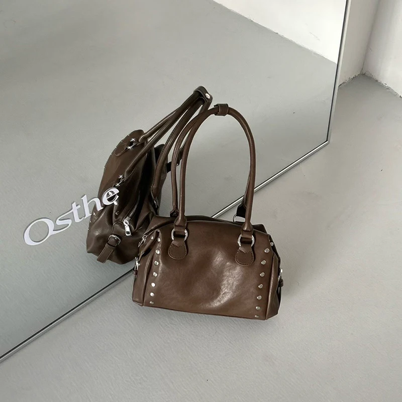Handtasche im Punk-Metal-Stil mit Nieten, weiche PU-Umhängetasche im Y2K-Stil für Mädchen, einfarbige, modische Umhängetasche für Damen, ideal für die Arbeit und den täglichen Gebrauch. – Detail 3