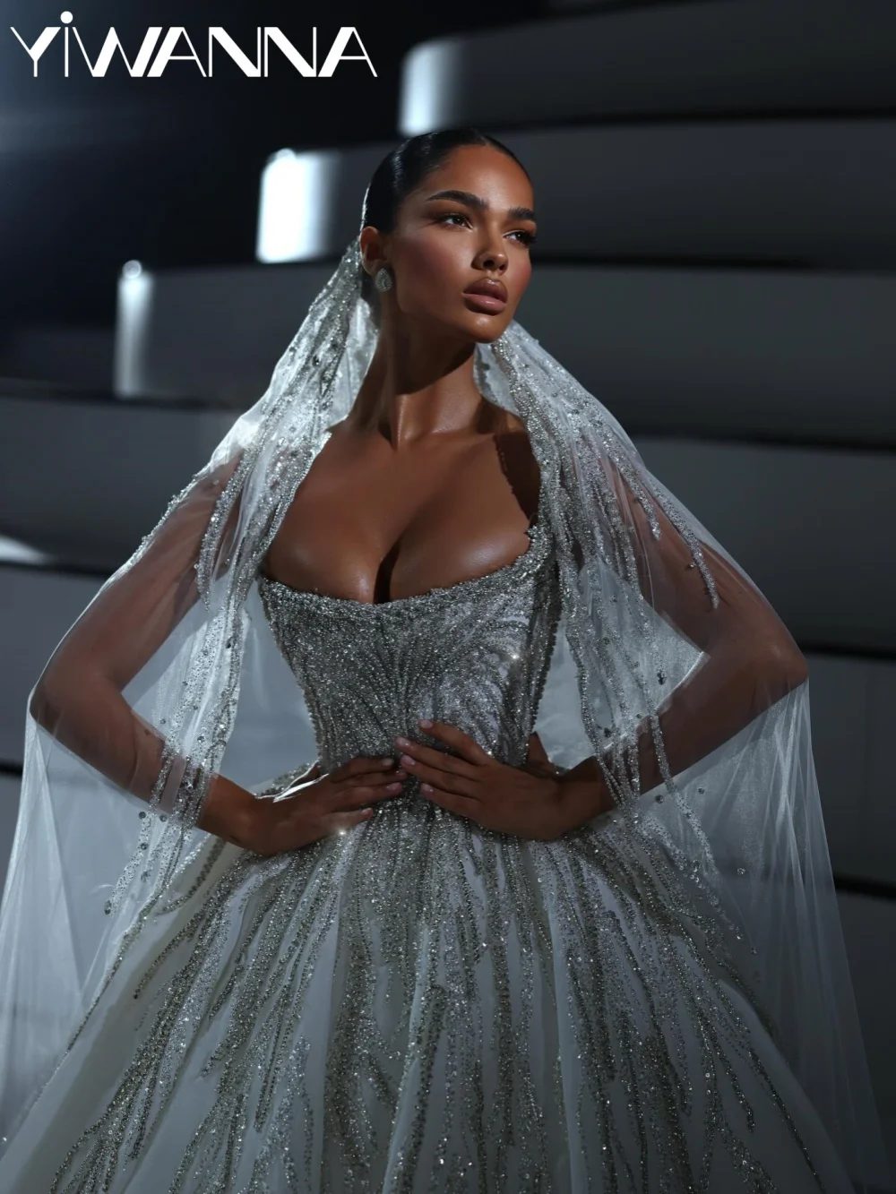 床丈の豪華なビーズ刺繍のウェディングドレス、魅惑的な細いストラップのプリンセスブライダルガウン、新作のカスタムメイドドレス