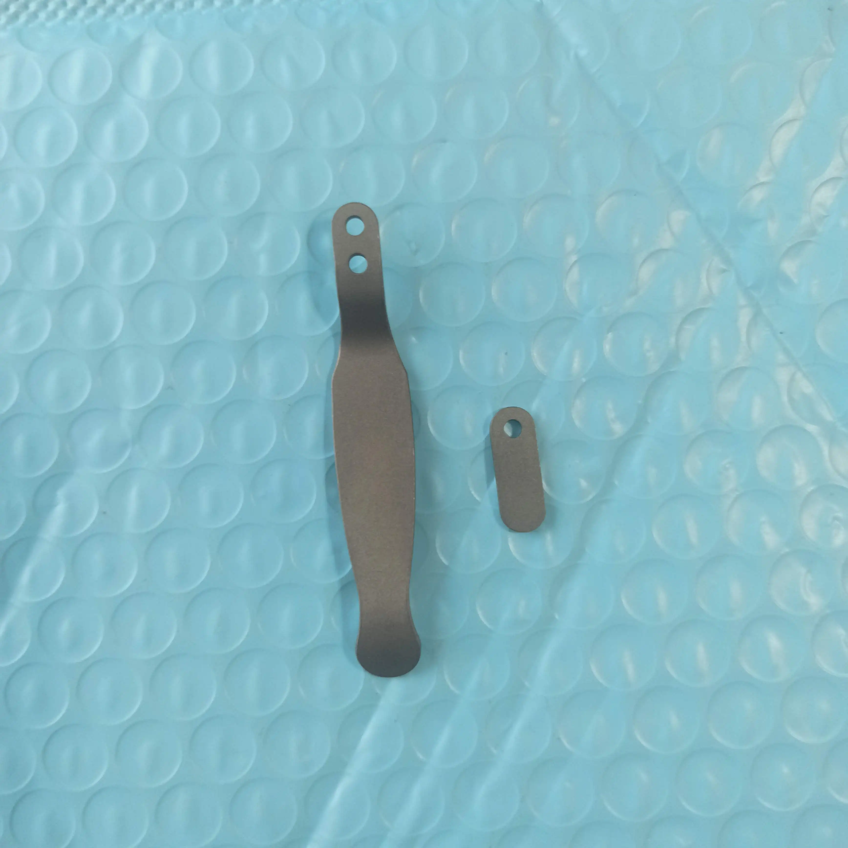 

1 комплект карманных зажимов из титанового сплава и вкладки-наполнителя для Hinderer XM18 3,5'Knives