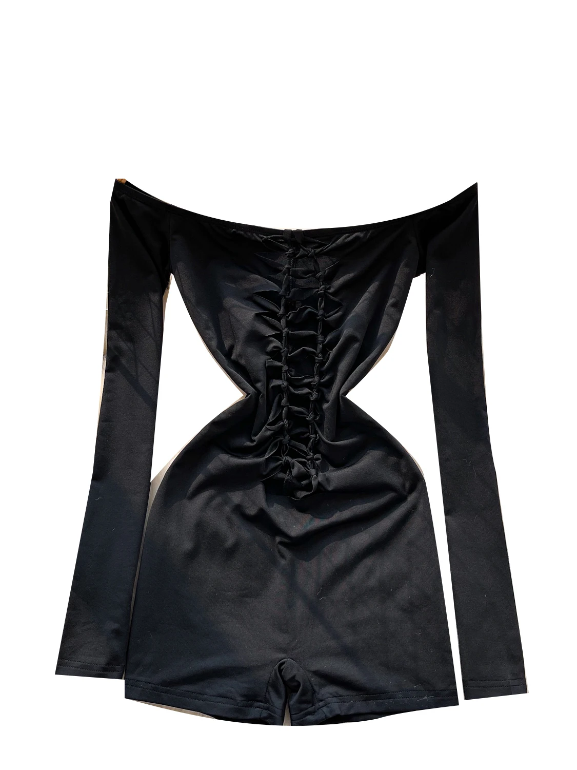 بنطلونات نسائية بتصميم أنيق وملائم، بأكمام طويلة وتفاصيل مفرغة، تصميم عصري وعصري، بنطلونات واسعة الأرجل وخصر مرتفع.