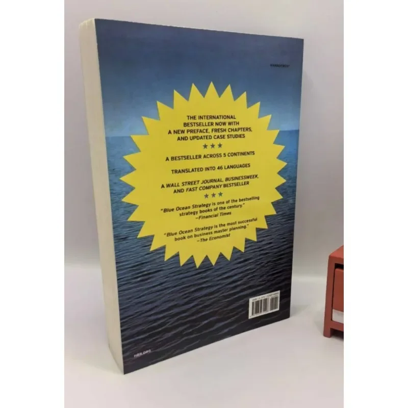 كتاب استراتيجية المحيط الأزرق، الطبعة الموسعة، كيفية إنشاء مساحة السوق غير المتنافسة، تجعل غلافًا ورقيًا غيرًا للمنافسة