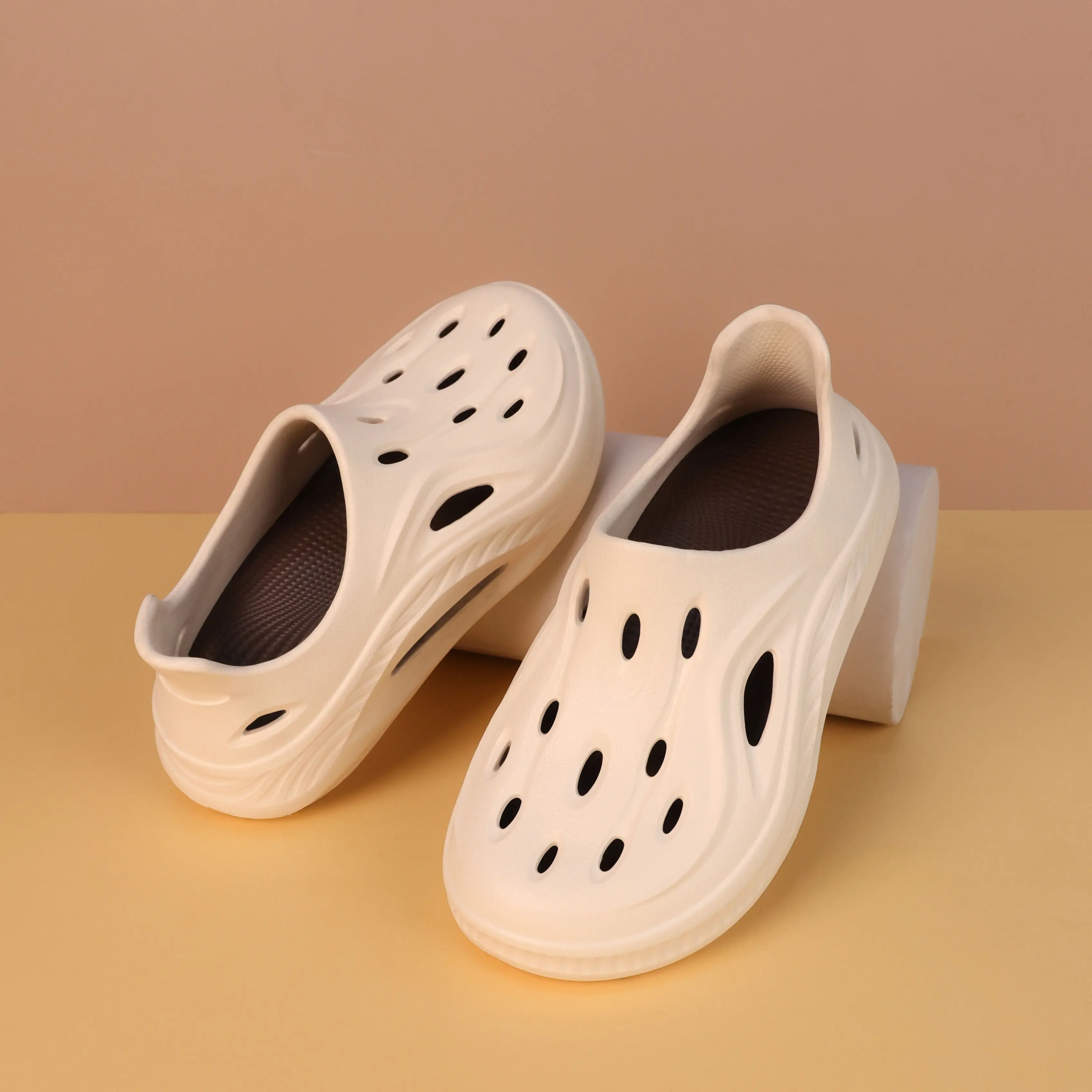 A Pair Kids Hollow Out Clogs Anti-slip Soft Sole Breathable Lightweight Indoor Outdoor Casual Slides QT-25E01