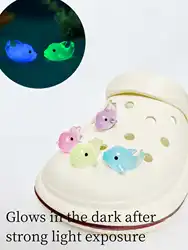 Decorazione di scarpe luminose da 4 pezzi, accessorio staccabile con delfino per bambini 3D simpatico cartone animato, decorazione afterglow, decorativo fluorescente