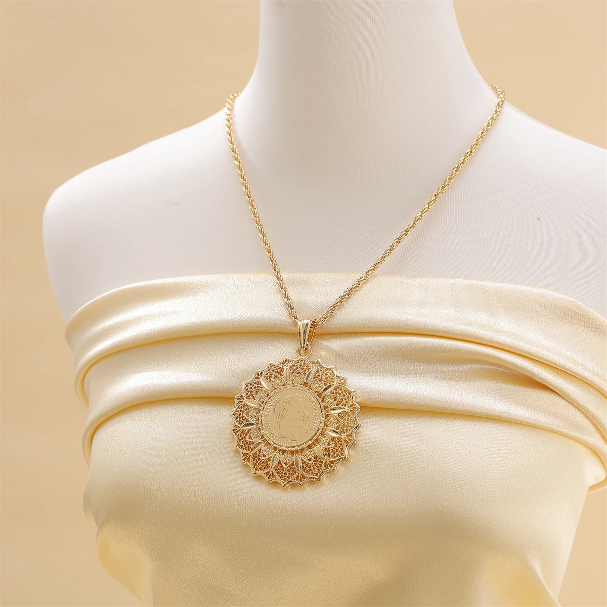 Arabic Exquisite Carved Flower Shape Metal Necklace Twist Chain Design