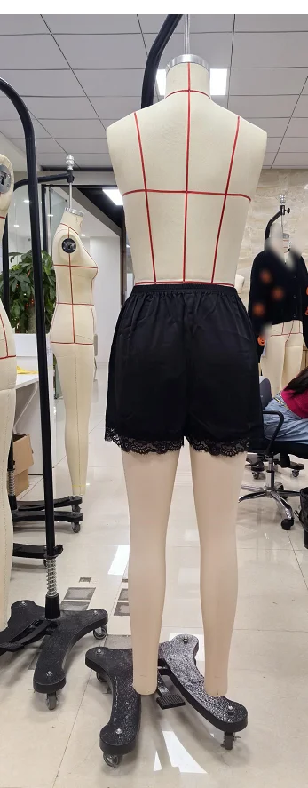 شورت مزين بالدانتيل أسود كبير 100% بوليستر ملابس غير رسمية شورت صيفي قابل للتنفس للنساء