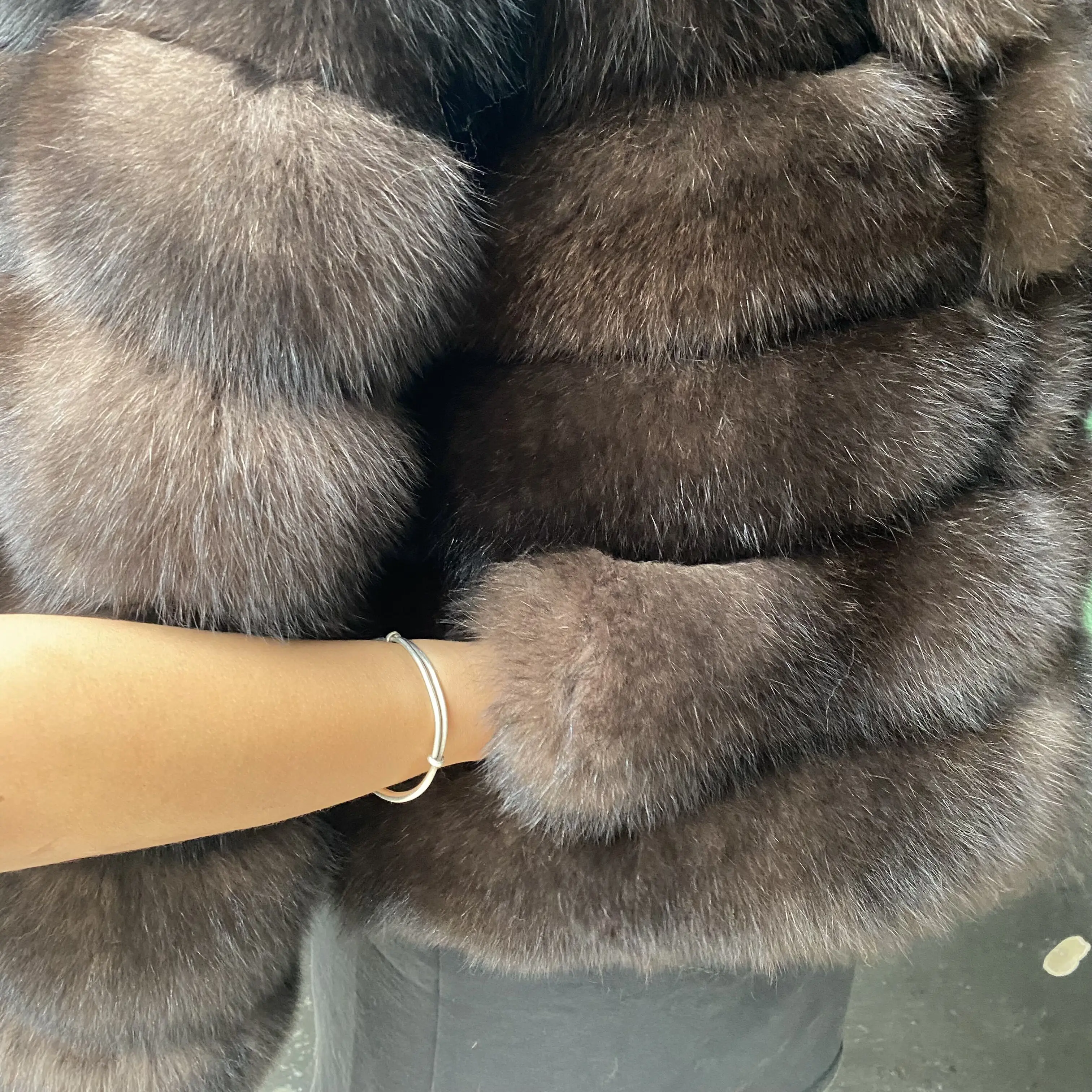 Damski naturalny futrzany płaszcz z klapami.