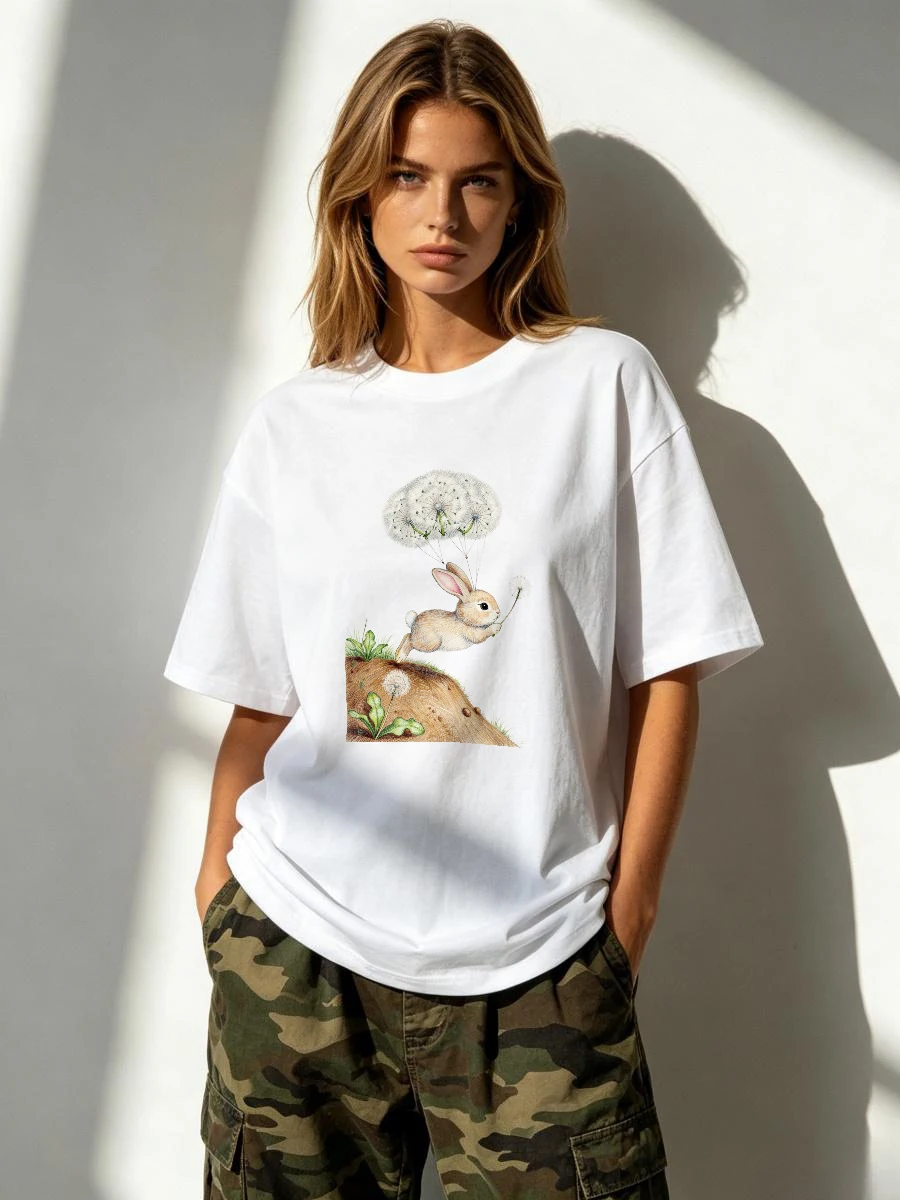 T-shirts unis pour la bibliothèque de la ville, conception fluide et épurée, avec fonction rafraîchissante, pour l'urbanisme et la culture 2026