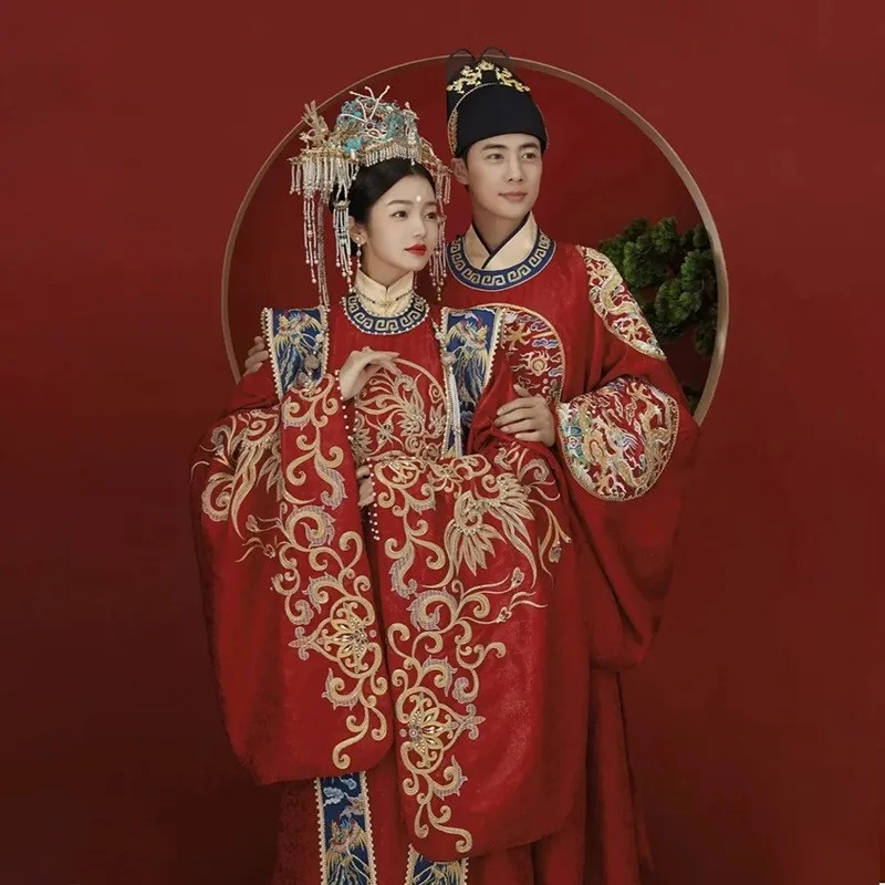 

A new Hanhan-style couple's set featuring Fengguanxia wearing Chinese wedding dress
